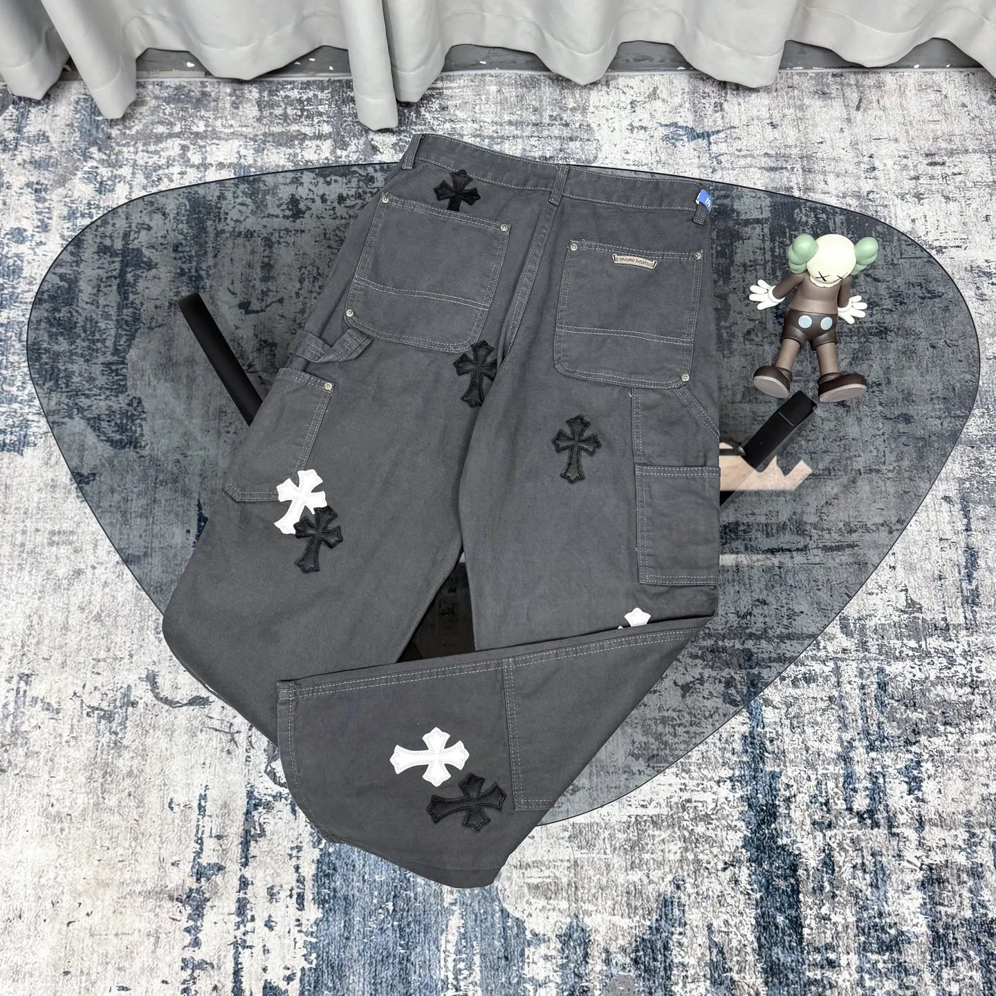P280 Chrome hearts Cross patch leather jeans workwear logging pants Chrome hearts logging pants are here! ! ! CH Croix Heart Double Knee Cross Patch Leather Bo1 Style Logging Pants Straight-leg Work Pants B136 Croix Heart Cross Sanskrit Overalls Price 34W Level, patchwork cross pattern embellishment, high-waisted washed jeans! ! Absolutely high-end luxury products, 1.9W level god-level single products, super popular products, made by top heavy industry, not to be missed. About Zangyin, this is an extremely luxurious fashion brand, which can also be called the nobles of the high street. It has always been an exclusive brand of some hipsters or rich second generation. Compared with ordinary high streets, it is more luxurious and noble. Compared with luxury brands, it has a more fashionable personality and has always been a brand that I have a special liking for. Imported yarn is custom-woven into a high-density twill canvas, which ensures a crisp silhouette while also making the fabric feel very delicate. It follows the B01 classic silhouette, with a crisp and stylish upper body. The ready-made garments are stone-ground and fermented and can be matched with any style. Buttons and zinc are washed with genuine YKK retro metal products. Double-layered canvas on the front. Perfect details. All hardware is perfect. Size: s-XXL Color: Gray